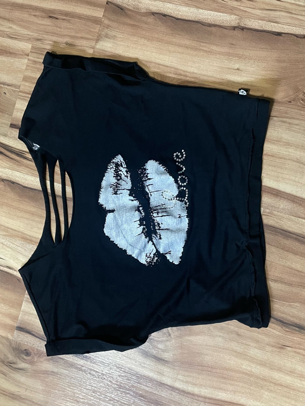 Y2K L.A. Kitty Black Lip Print Crop Top w/ Slashed Cutout Back & Rhinestones M/L